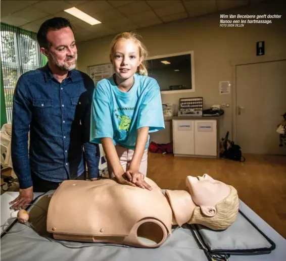  ?? FOTO SVEN DILLEN ?? Wim Van Becelaere geeft dochter Nanou een les hartmassag­e.