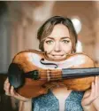  ?? Foto: Strohmayr ?? Franziska Strohmayr spielt Bachs Solowerke für Violine.