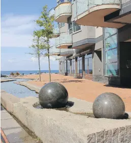  ??  ?? In the Malmö project, tall buildings were sited along the seashore to block the incoming harsh winter winds, while public art uses rocks and water as themes.