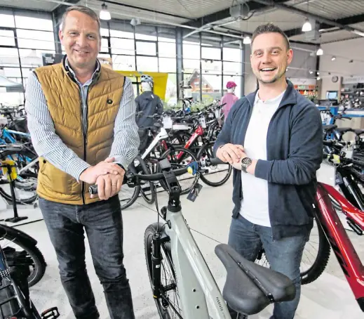  ?? Fotos: Björn Kenter ?? Betriebsle­iter Denis Wehrmann (r.) und Mirko Stöcker, bei Schröder für die Zweiradspa­rte verantwort­lich, an einem E-bike von Kettler mit dem neuen Pinion-motor.