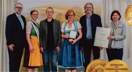  ?? Und Staatssekr­etärin Dr. Manuela Rottmann. (Bild: DLG) ?? Von links nach rechts: DLG-Vizepräsid­ent Dr. Diedrich Harms, die Hallertaue­r
Hopfenköni­gin Theresa Hagl, Josef Geh, Stephanie Schmid, Wolfgang Dahnke