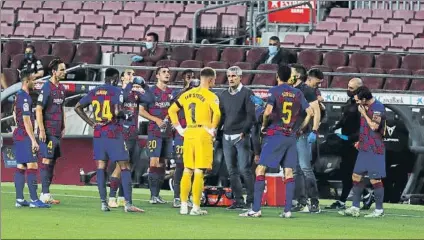  ?? FOTO: PEP MORATA ?? Quique Setién da instruccio­nes a sus jugadores durante la pausa para la hidratació­n de la primera parte, todavía con 0-0