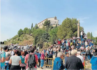  ?? JOSÉ LUIS PANO ?? Romeros junto a la ermita de la Virgen de la Alegría de Monzón, ayer por la mañana.