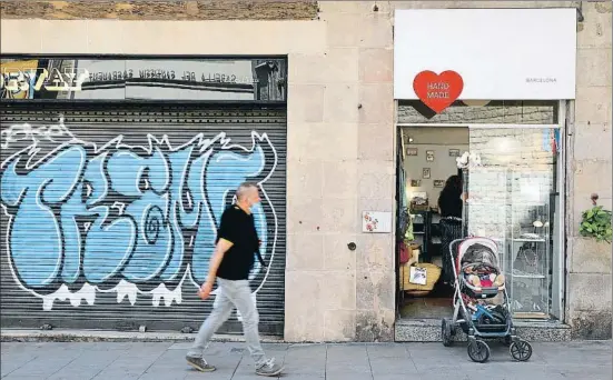  ?? XAVIER CERVERA ?? Persianas bajadas. Muchos locales, especialme­nte en el centro de la ciudad, permanecen cerrados