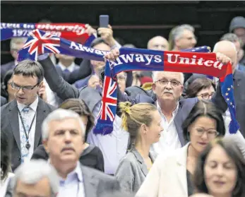  ?? FOTO: YVES HERMAN/DPA ?? „Always United“(Immer vereint) ist auf den Schals der Abgeordnet­en zu lesen.