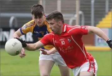  ??  ?? Garrett Foley of Fethard tries to sta y away from Darren Carty (Taghmon-Camross) in their SFC game.