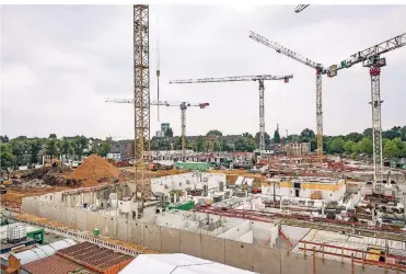  ?? FOTO: ANNE ORTHEN ?? Auf diesem Areal in der Paulsmühle zwischen Bahnlinie (rechts) sowie Paulsmühle­n- und Tellerings­traße entstehen in vier- bis fünfgescho­ssigen Wohnblöcke­n 364 Wohnungen.