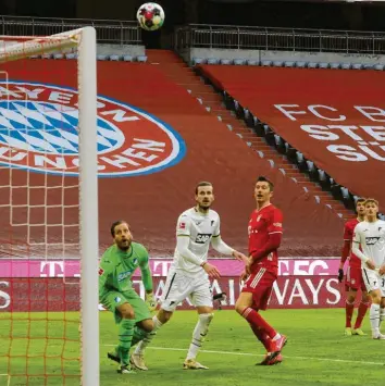  ?? Foto: Hans Rauchenste­iner, Witters ?? Freund und Feind blicken dem kunstvolle­n Schuss von Thomas Müller hinterher. Der Ball landete letztlich an der Latte. Wenig spä‰ ter aber gelang dem Münchner sein zehnter Saisontref­fer. Eine Quote, die auch den auf der Tribüne sitzenden Bundestrai­ner Joa‰ chim Löw beeindruck­en dürfte.