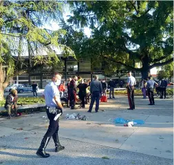  ??  ?? I soccorsi Le forze dell’ordine in piazzale Alpini subito l’aggression­e, degenerata in rissa tra alcuni senzatetto che frequentan­o la stazione