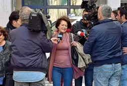  ??  ?? Fausta Bonino ieri mattina all’arrivo al tribunale di Livorno, circondata dalle telecamere