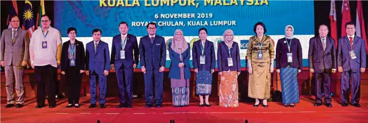  ?? (Foto BERNAMA) ?? Dr Wan Azizah bersama delegasi selepas merasmikan ASEANSAI Ke-5, di Kuala Lumpur, semalam.