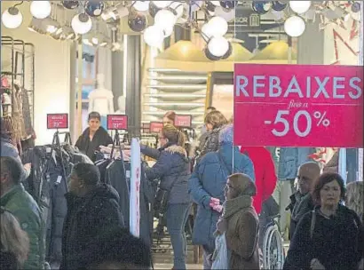  ?? XAVIER GÓMEZ ?? Una de las tiendas con los carteles de rebajas en el centro de Barcelona