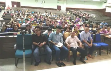  ??  ?? Chukpai (seated second right) with the participan­ts at Kuching Polytechni­c.