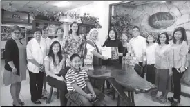  ??  ?? CONTRACT SIGNING: ABS Gen Herbs Internatio­nal Corp. team and brand endorser Tina Marasigan joins CEO Grace GalindezGu­pana as she seals a contract with The Philippine STAR on May 31, in Quezon City.