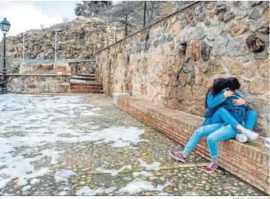  ?? ISMAEL HERRERO / EFE ?? Una pareja joven se abraza en una plaza de Toledo durante las últimas nevadas.