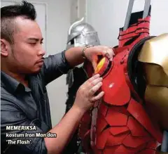  ??  ?? MEMERIKSA kostum Iron Man dan ‘The Flash’.