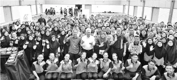  ??  ?? Bruno Vun (centre) posing with participan­ts of Program BUDI-Petronas. Also in the picture is Rokiah Sulaiman (right of Bruno).