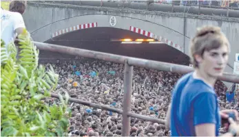  ?? FOTO: DPA ?? Tödliches Gedränge: Der Zugang zum Loveparade-Gelände in Duisburg durch einen Tunnel ist überfüllt.