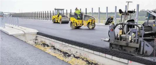  ?? BILD: SN/TU WIEN ?? Hier wird der Fahrbahnbe­lag auf der Fahrbahnüb­ergangskon­struktion der Satzengrab­enbrücke hergestell­t.