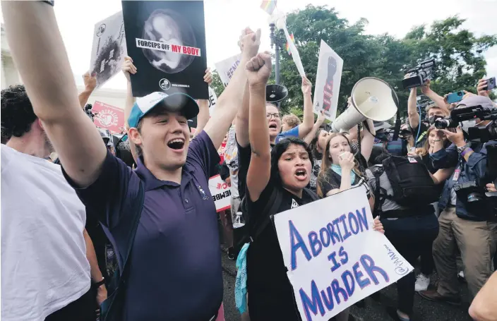  ?? BILD: STEVE HELBER ?? Abortmotst­åndare firade utanför högsta domstolen i Washington efter att HD meddelat sitt beslut.