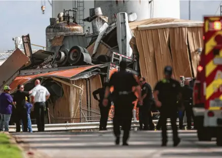  ?? Godofredo A. Vásquez / Staff photograph­er ?? Officials cordoned off an area where an 18-wheeler drove off Loop 610 near the Houston Ship Channel on Wednesday.