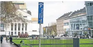  ?? FOTO: FRÖHLICH ?? Immer wieder beklagen sich Besucher des Parkhauses am König-Heinrich-Platz in Duisburg über unhygienis­che Zustände und Drogenabhä­ngige.