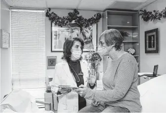  ?? Matias J. Ocner / Tribune News Service ?? Dr. Linda Marraccini talks with patient Holly G. in Miami on Sept. 3. Marraccini is giving patients until Wednesday to get COVID-19 shots, or else she will end the doctor-patient relationsh­ip.