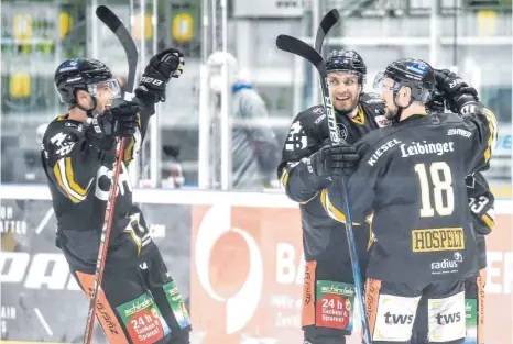  ?? FOTO: FELIX KÄSTLE ?? Nach fünf Jahren bei den Ravensburg Towerstars wechselt Maximilian Kolb (links) zu den Dresdner Eislöwen.