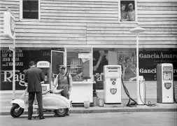  ??  ?? Dal benzinaio Il pieno alla Lambretta in viale Regina Giovanna, 1960