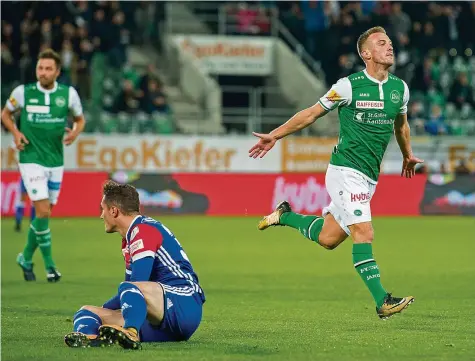  ?? FRESHFOCUS ?? Der FC St. Gallen schlägt den FC Basel zum ersten Mal seit November 2015: Marco Aratore (r.) jubelt nach seinem Tor zum 1:0.