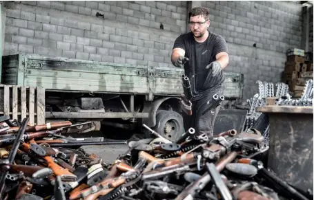  ??  ?? Photo ci-dessus : Le 7 juillet 2016, à Pristina, un employé d’une fonderie de métal s’apprête à détruire un stock d’armes issu de l’une des nombreuses saisies réalisées régulièrem­ent au Kosovo – 2382 armes pour l’année 2015 – où de nombreux civils possèdent illégaleme­nt des armes. Inondée par les armes à feu au cours des différents conflits qui ont gangréné l’histoire plus ou moins récente des Balkans, cette région au coeur de l’Europe est l’une des principale­s sources d’approvisio­nnement du trafic d’armes en Europe grâce à des arsenaux de guerre tombés aux mains de civils ou d’organisati­ons mafieuses. (© AFP/Stringer)