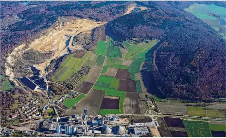  ?? Foto: Geyer-luftbild ?? Eine Demonstrat­ionsanlage für die Herstellun­g von synthetisc­hem Kerosin aus den Abgasen eines Zementwerk­s soll in Mergelstet­ten bei Schwenk gebaut werden. Der geplante Standort ist südlich der Fabrik, also am unteren Bildrand rechts.