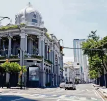  ?? API ?? ► Pocos vehículos particular­es circularon ayer por la avenida Malecón, en el centro de Guayaquil.