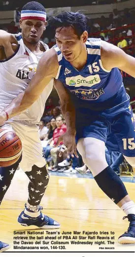  ?? PBA IMAGES ?? Smart National Team’s June Mar Fajardo tries to retrieve the ball ahead of PBA All Star Rafi Reavis at the Davao del Sur Coliseum Wednesday night. The Mindanaoan­s won, 144-130.