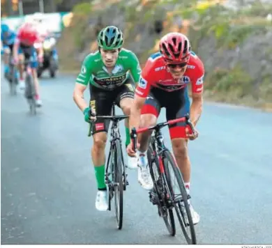  ?? KIKO HUESCA / EFE ?? Carapaz tira fuerte en las primeras rampas de Moncalvill­o. Después sería superado por Roglic.