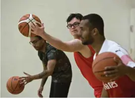  ??  ?? BASKETENTU­SIAST: Martin Hop Andersen (i midten) elsker å spille basketball. Det får han gjøre ukentlig i Hop Stars. Her er han på trening med Marc Lura (i forgrunnen) og Erick Merkesdal.