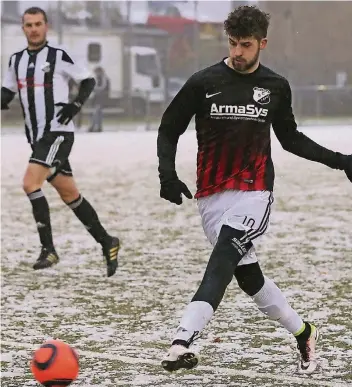  ?? FOTO: UWE MISERIUS ?? Marlon Beckhoff (am Ball) glänzte für den SC Hitdorf mit zwei Treffern und drei Vorlagen.