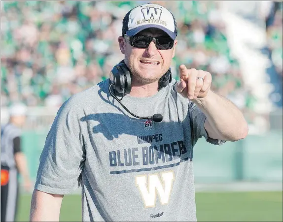  ?? — THE CANADIAN PRESS FILES ?? Winnipeg Blue Bombers Mike O’Shea shares his thoughts with an official as his team takes on the Saskatchew­an Roughrider­s during the second quarter of CFL football action in Regina, Sask., Saturday.