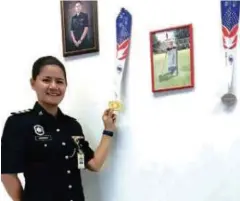  ??  ?? HARYANTI menunjukka­n pingat emas dan perak yang dimenangin­ya pada World Police and Fire Games di Los Angelas, Amerika Syarikat, Ogos lalu.