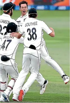  ?? GETTY IMAGES ?? Black Caps allrounder Mitchell Santner is mobbed after taking the final wicket in Pakistan’s second innings in the first test at the Bay Oval.