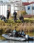  ?? Foto: Marcus Merk ?? Taucher und Bootfahrer suchten gestern im Lechkanal bei Gersthofen nach der Vermissten.