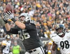  ??  ?? Tight end Lee Smith’s touchdown gave the Raiders a 17-14 lead in the fourth quarter.