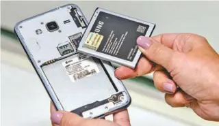  ??  ?? O número do IMEI do celular pode ser identifica­do no próprio aparelho, quando a bateria é retirada