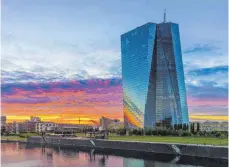  ?? FOTO: IMAGO ?? Europäisch­e Zentralban­k im Abendhimme­l: Die Notenbank hat gemeinsam mit der EBA europäisch­e Geldhäuser zwei Stresstest­s unterzogen.