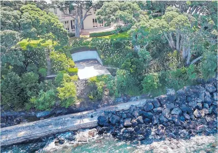  ?? Photo / Chris Tarpey ?? A view of a platform on a Takapuna waterfront property which a nearby resident claimed was used as a helicopter pad.