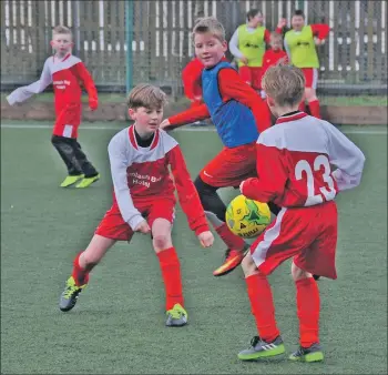  ?? 01_A03footy06 ?? Arran control the ball in midfield.