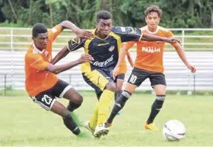  ?? FUENTE EXTERNA ?? Lucha. Un momento de acción en el partido de ayer en la Serie B de la Liga Dominicana de Fútbol.