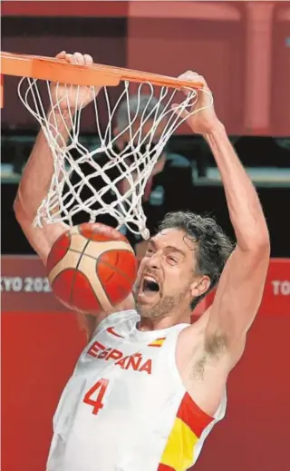  ?? // REUTERS ?? Pau Gasol machaca el aro en el triunfo ante Argentina