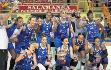  ??  ?? CAMPEONAS. Las jugadoras del Perfumería­s Avenida posan con la Supercopa en Salamanca.