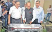  ?? HT PHOTO ?? ▪ Union minister Vijay Goel inspects a model at the Lucknow metro office in the state capital on Friday.
